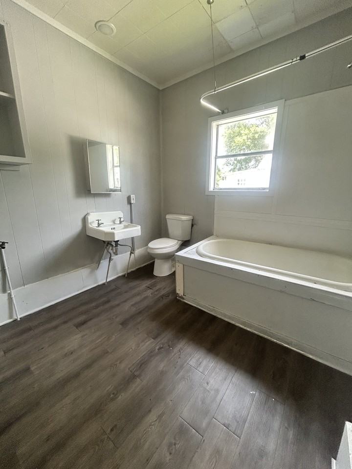 417 Moss St - Photo 3 of 11