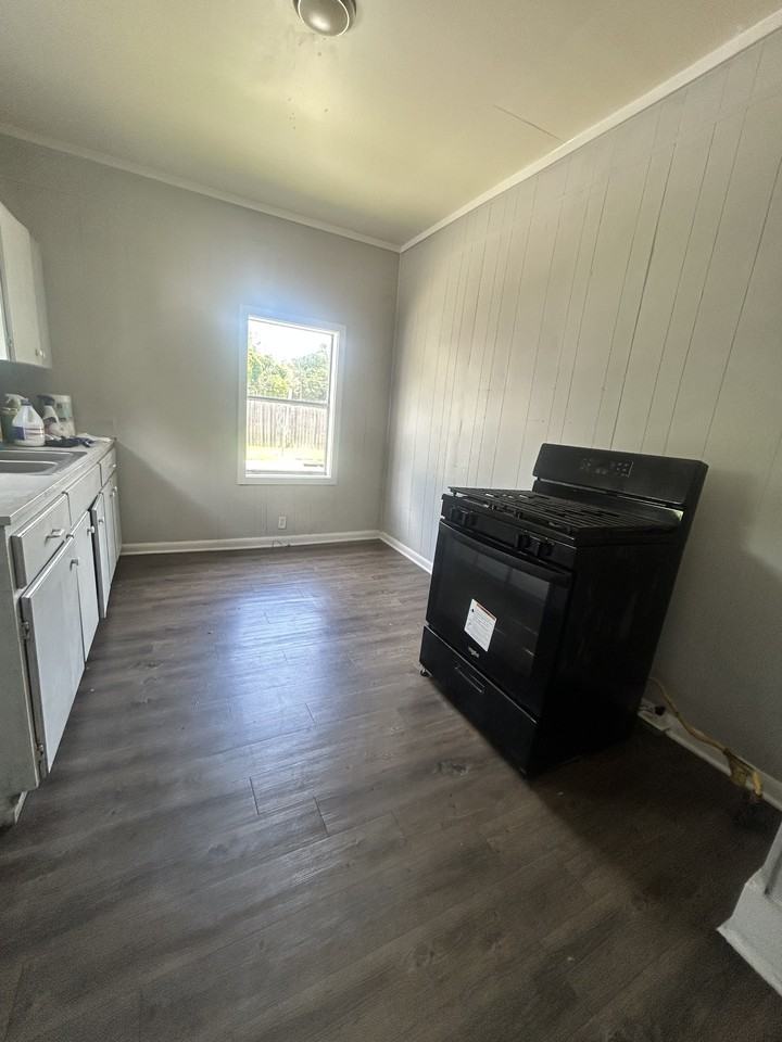 417 Moss St - Photo 7 of 11