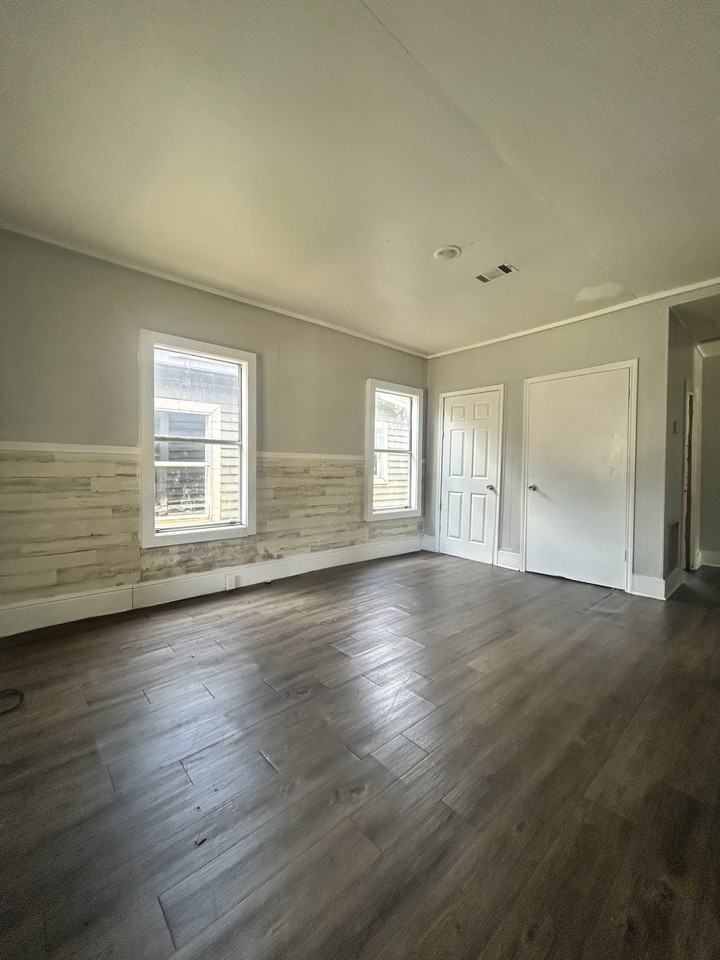 417 Moss St - Photo 6 of 11