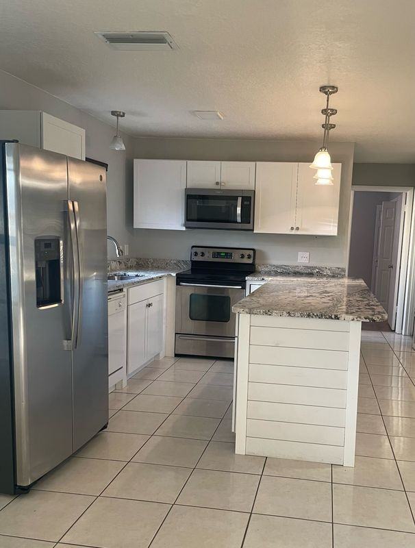 1008 York Ct - Photo 2 of 9