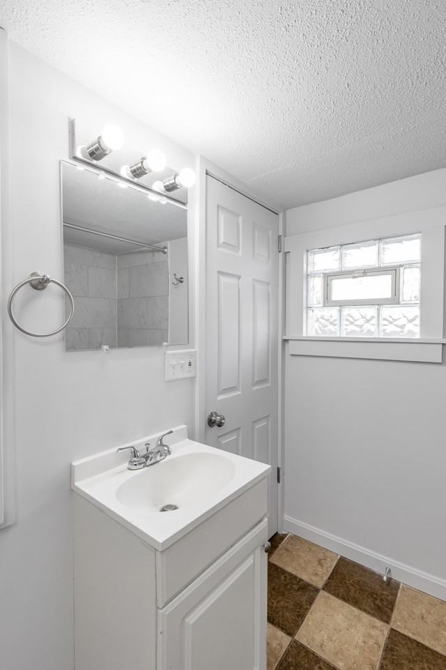 2137 26th St Ne - Photo 2 of 16