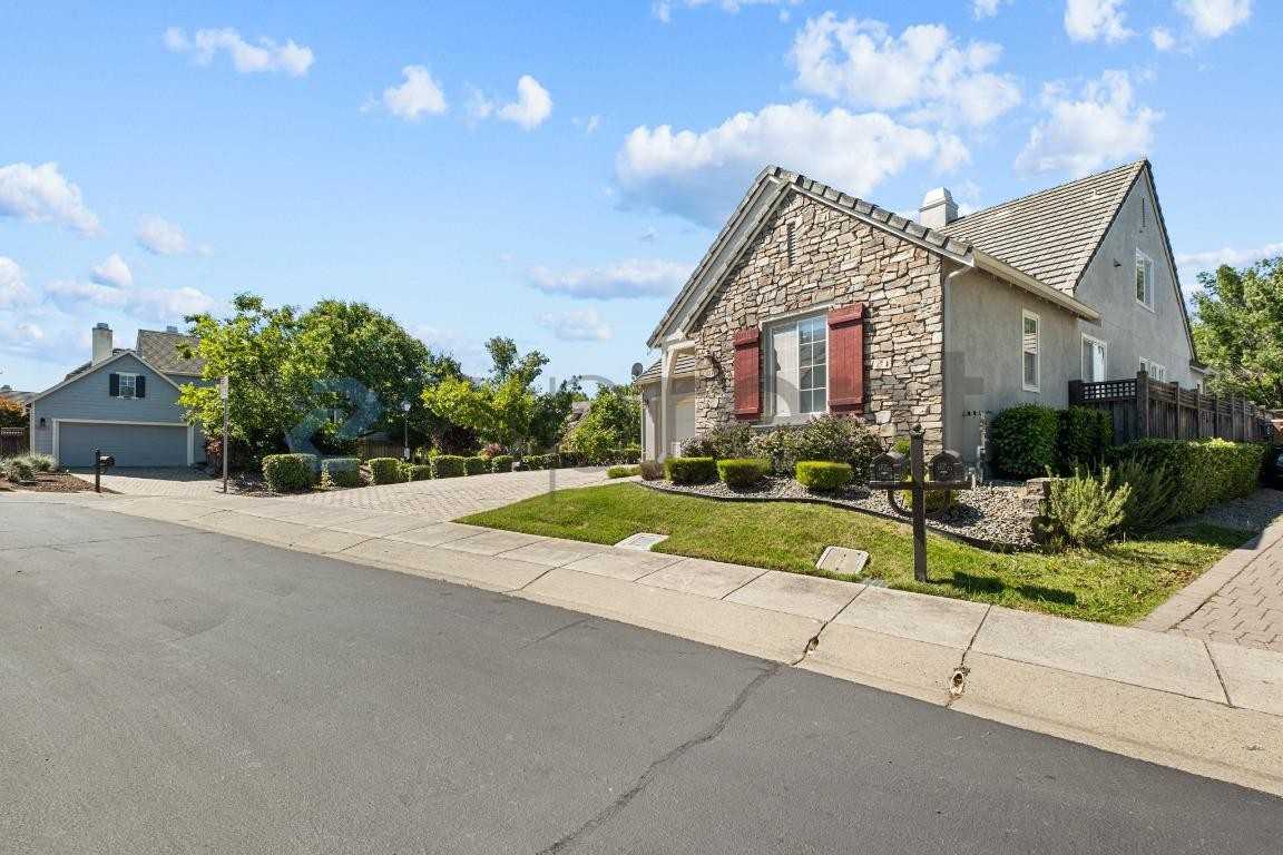 4277 Bromley Ct - Photo 2 of 41