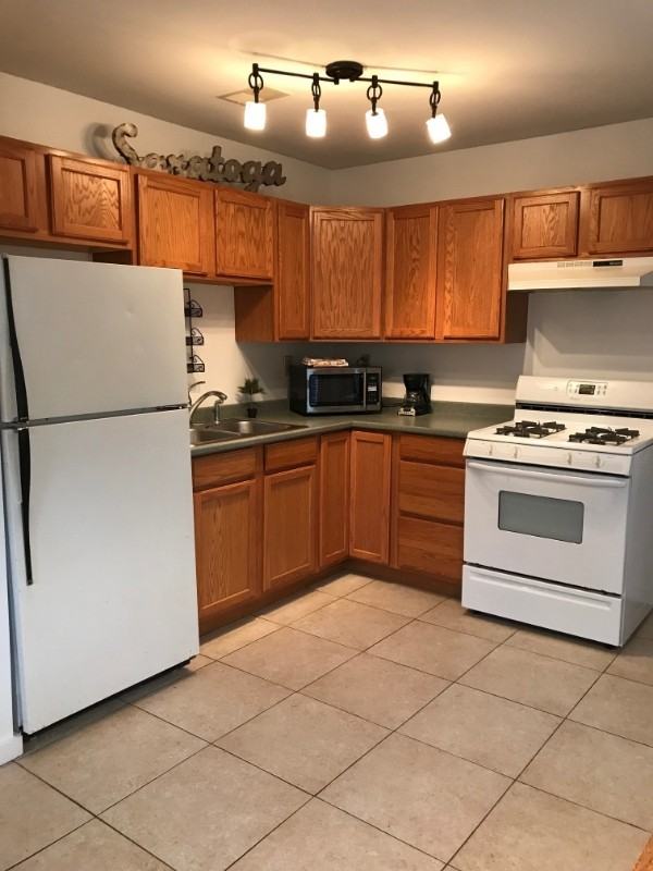 575 N Broadway - Photo 4 of 12