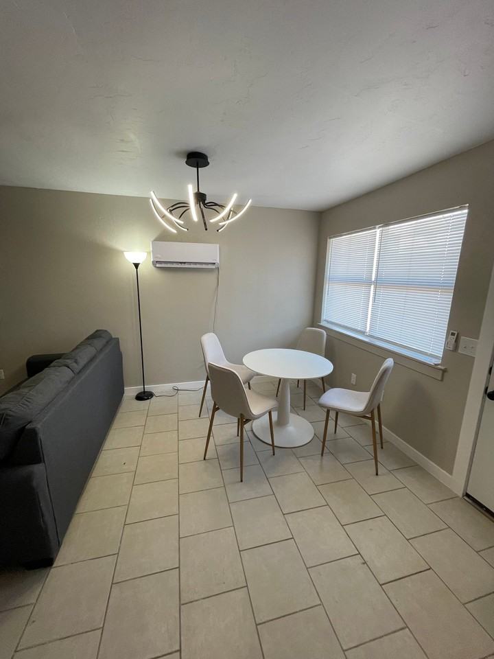 222 N Hoke St #4 - Photo 4 of 11