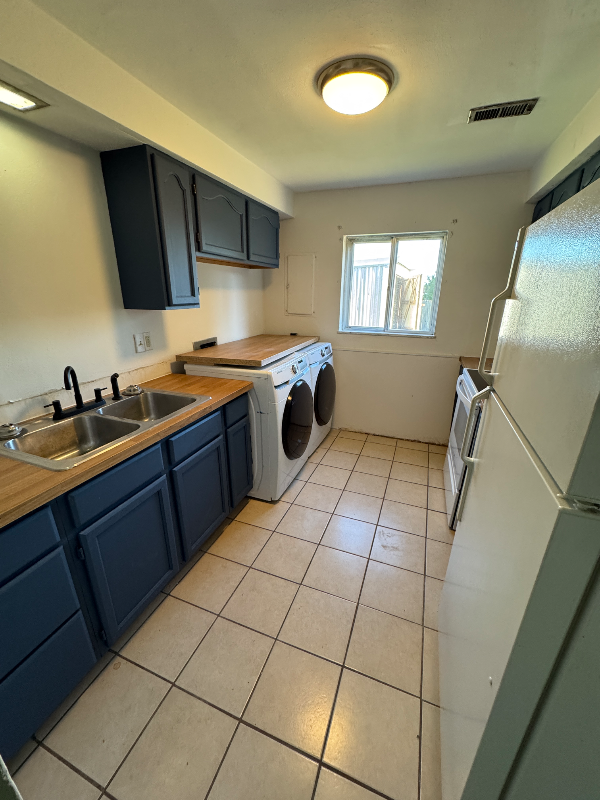 2416 Patrick Dr - Photo 3 of 13