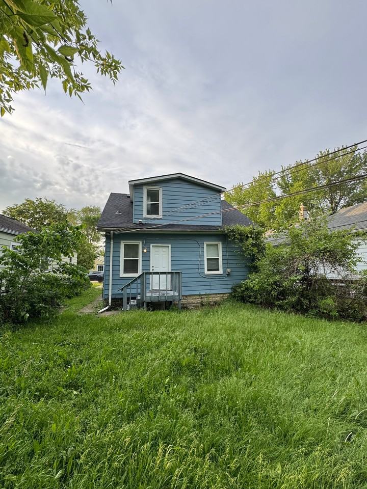 690 E Marshall St - Photo 4 of 11