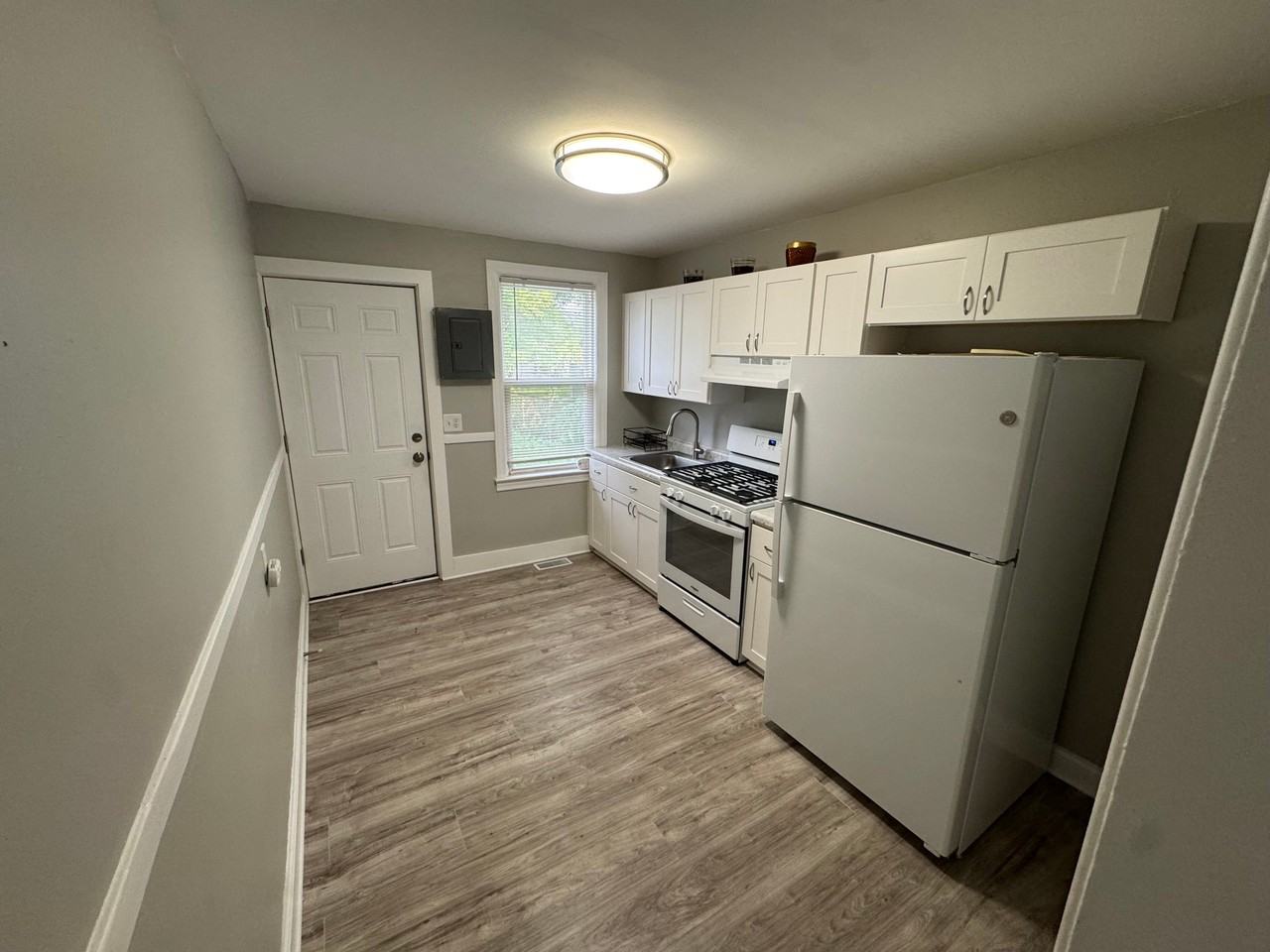 690 E Marshall St - Photo 5 of 11