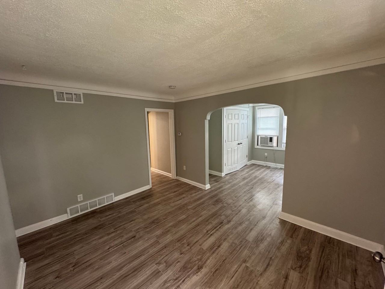 690 E Marshall St - Photo 7 of 11