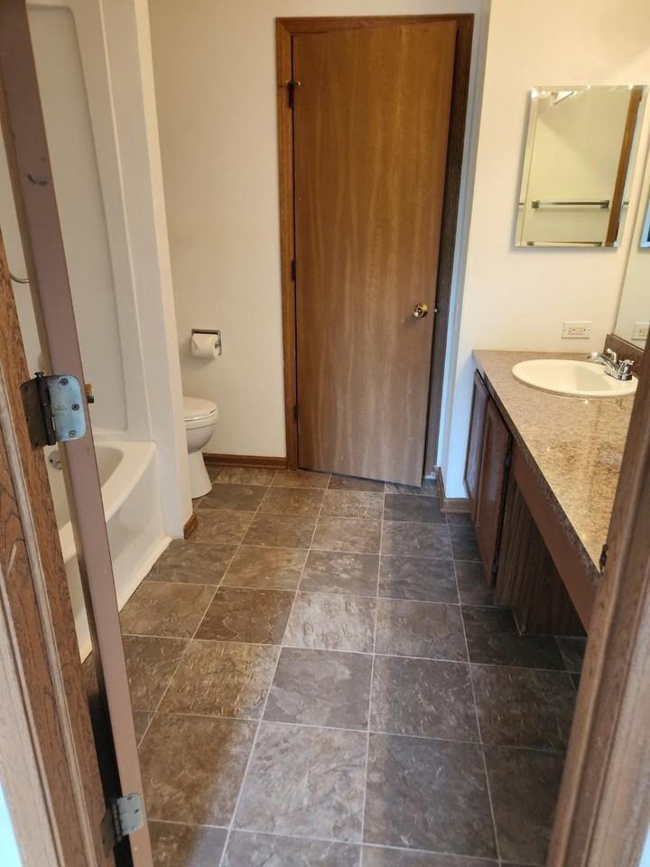 1712 College Green Dr - Photo 3 of 10