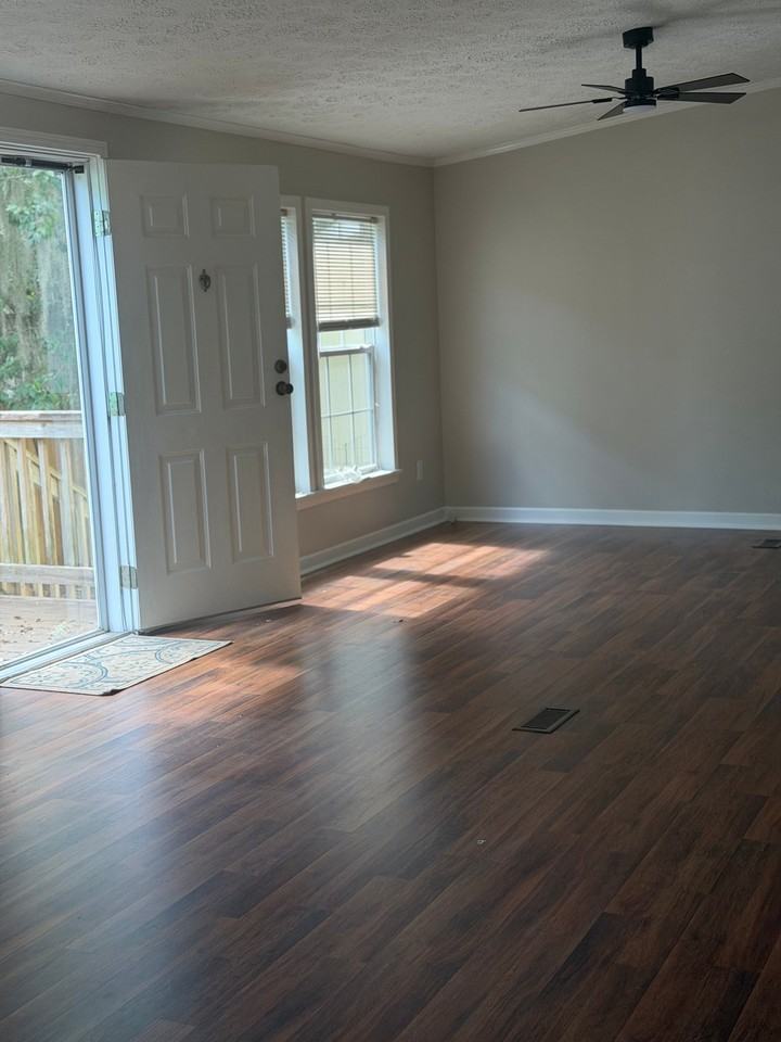 1009 13th St - Photo 3 of 12