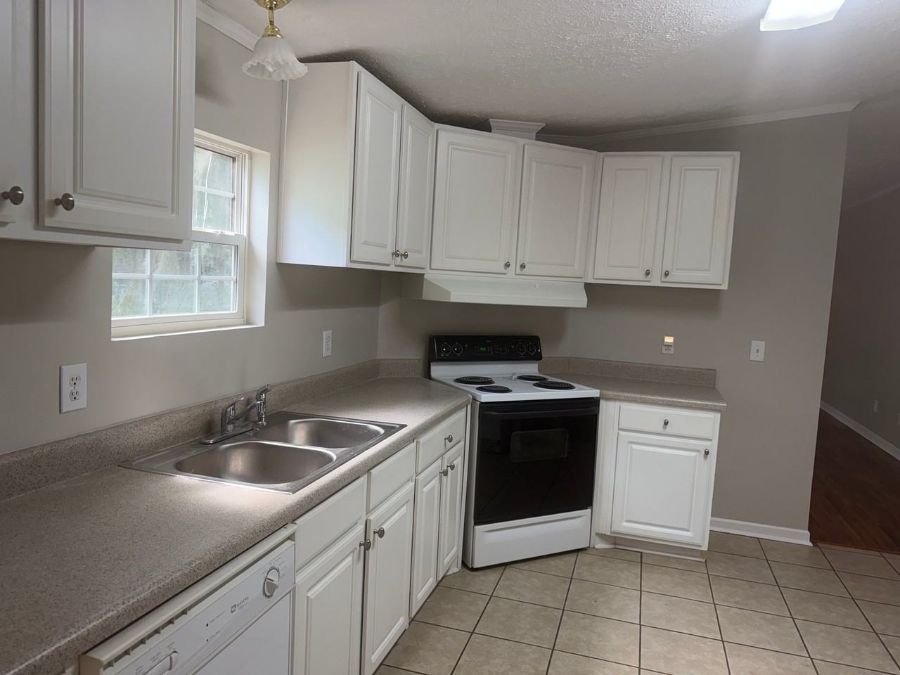 1009 13th St - Photo 5 of 12