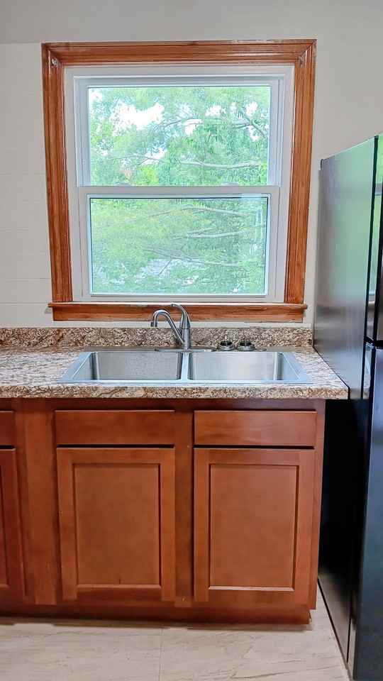 144 S Glenn St - Photo 4 of 7
