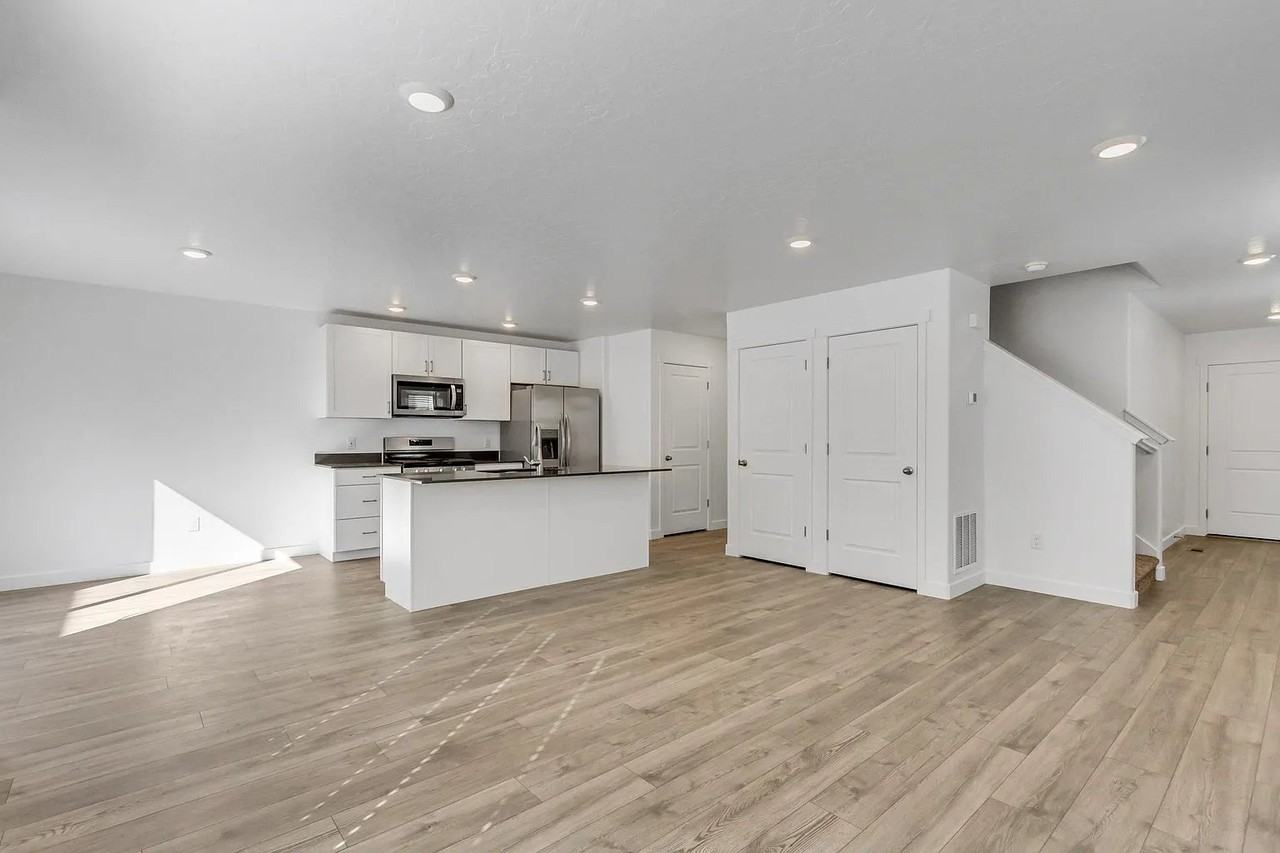 597 N Scuttlebutt Ln - Photo 3 of 17