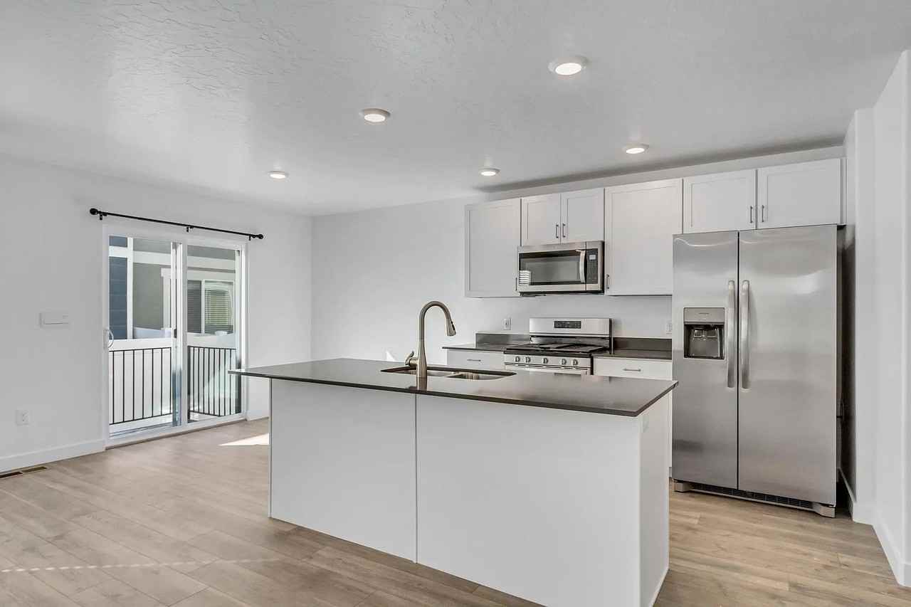 597 N Scuttlebutt Ln - Photo 3 of 17