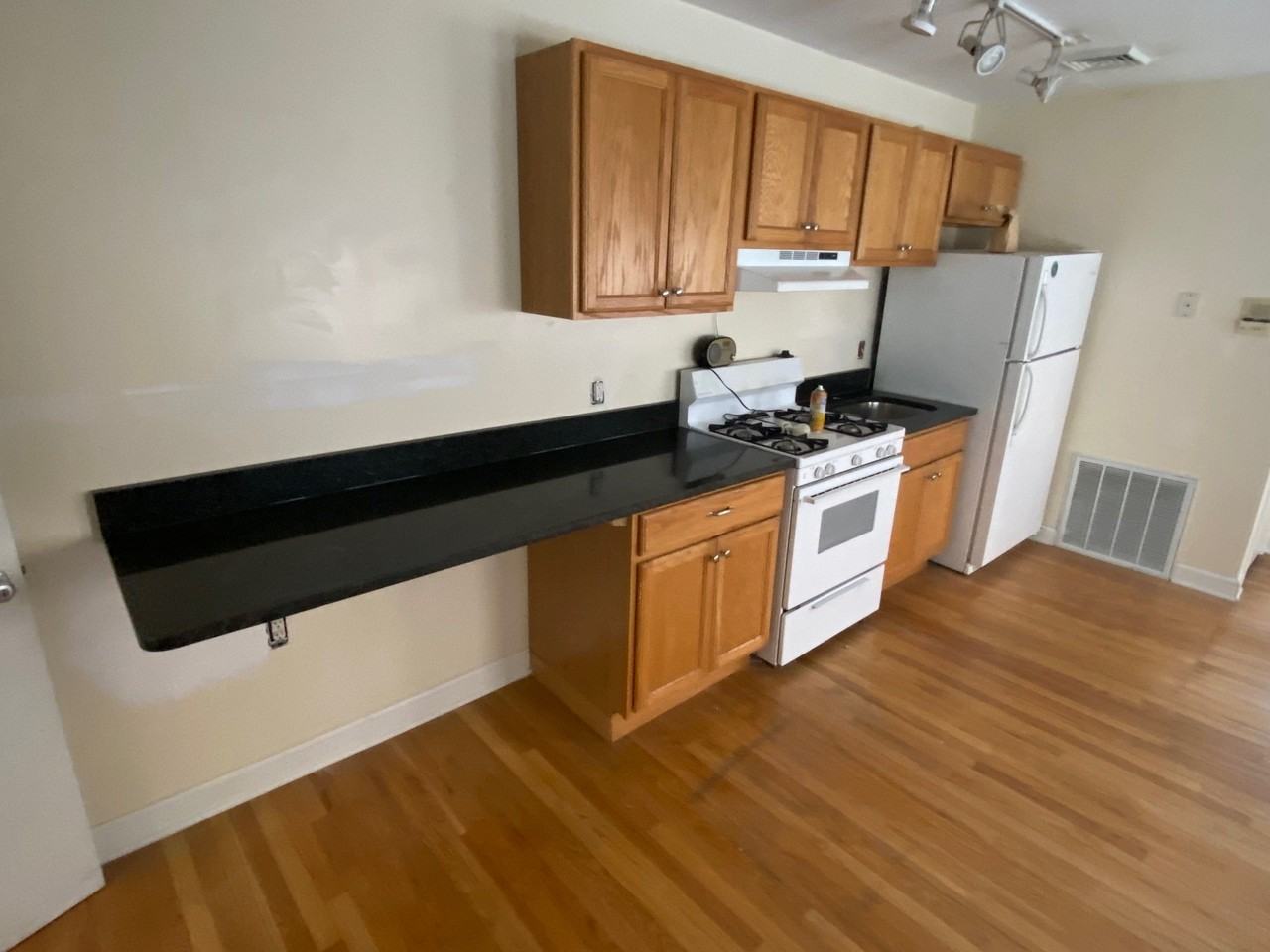 920 N Calvert St - Photo 3 of 10