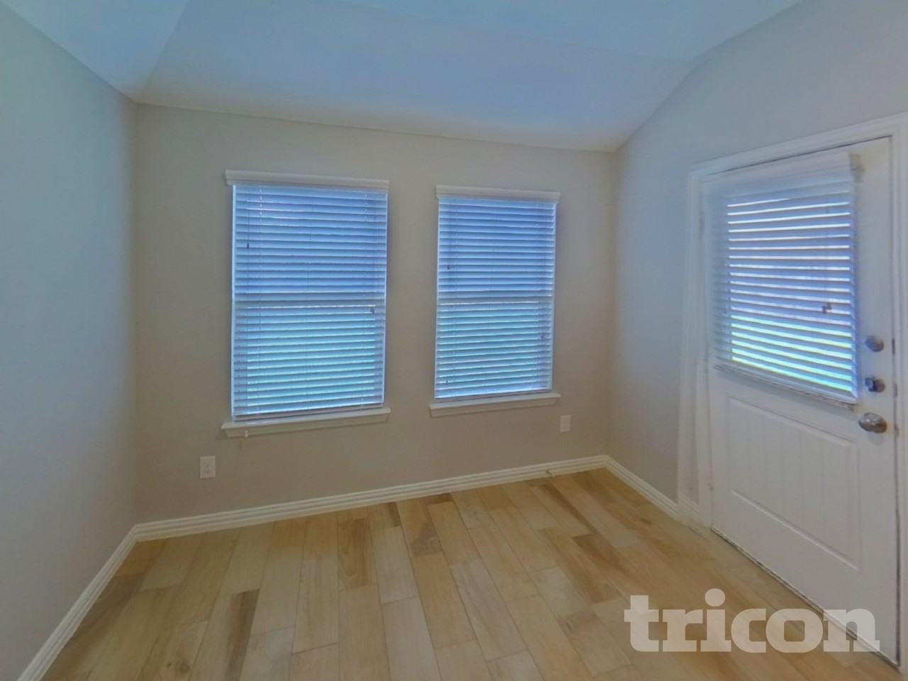 811 Silverbell St - Photo 2 of 10