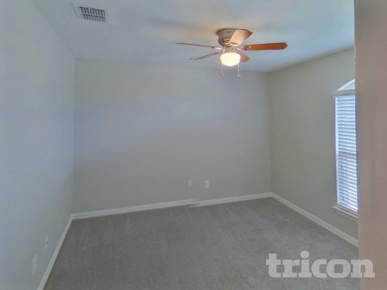 811 Silverbell St - Photo 3 of 10