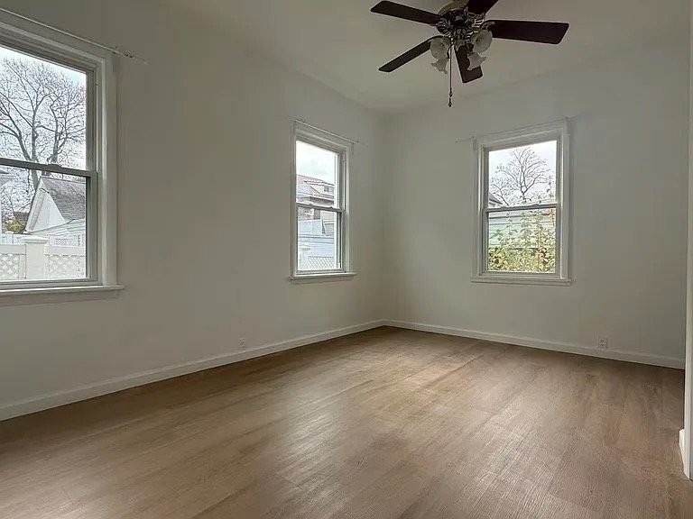 3530 Bayside211Th St - Photo 4 of 9