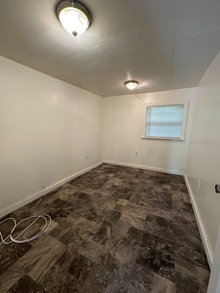 122 Collins Ct - Photo 4 of 6