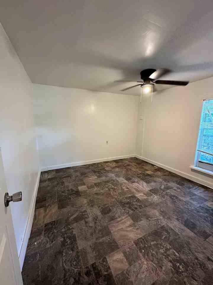 122 Collins Ct - Photo 5 of 6