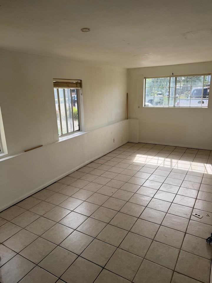 2404 Darwin St - Photo 2 of 5