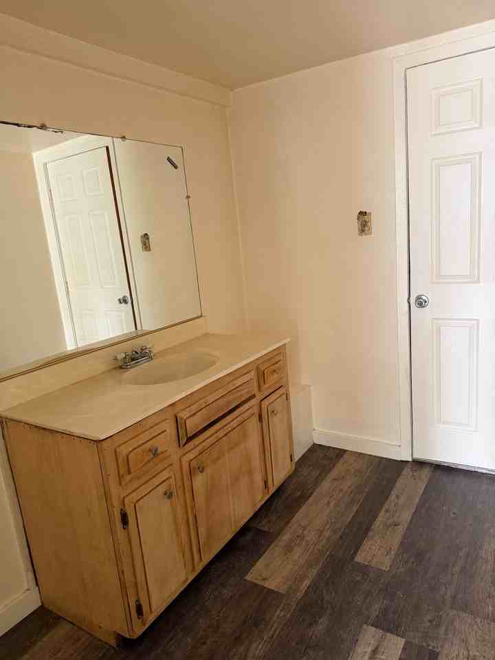 2404 Darwin St - Photo 3 of 5