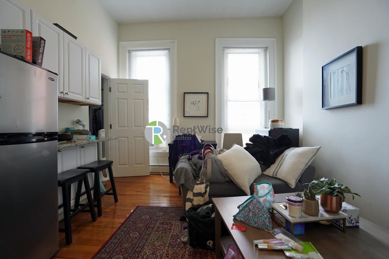 538 E Broadway #4 - Photo 2 of 5
