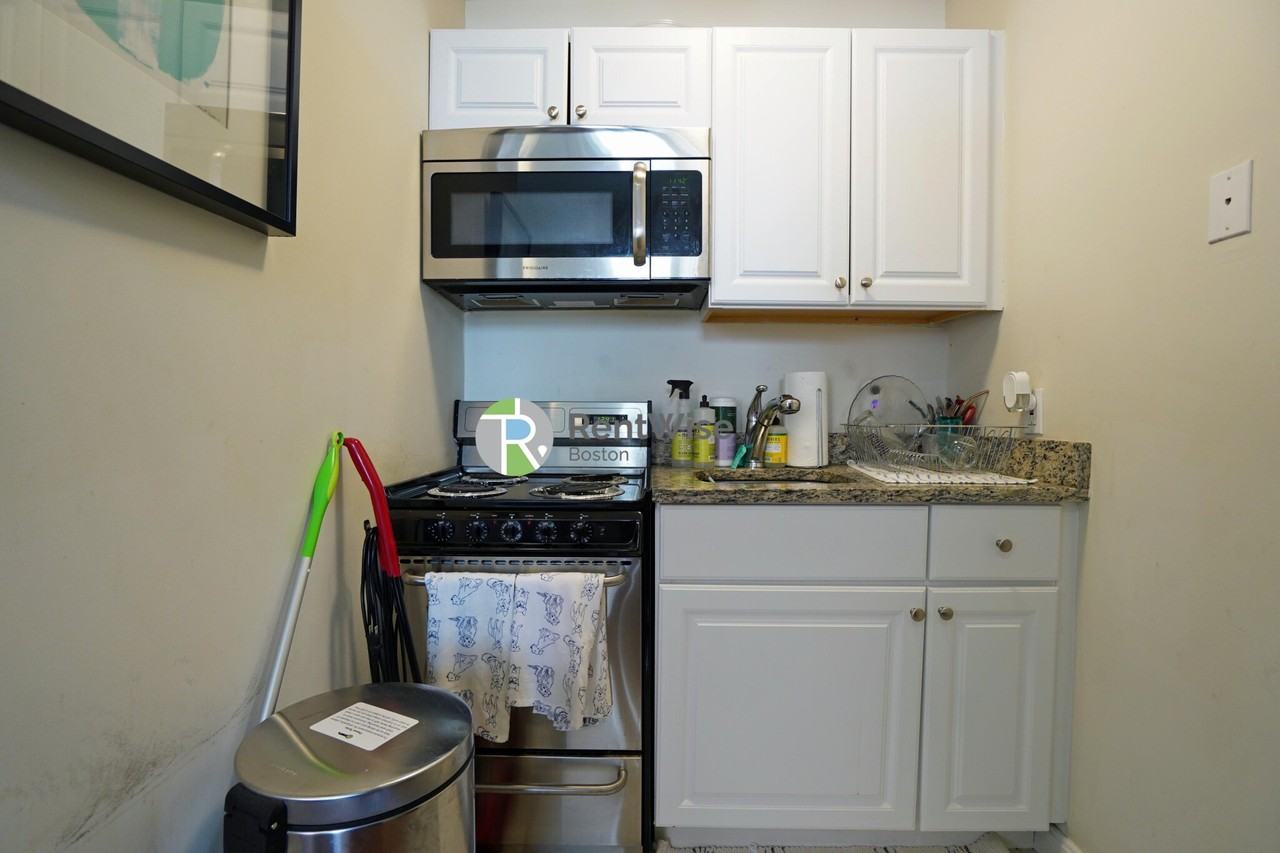 538 E Broadway #4 - Photo 3 of 5