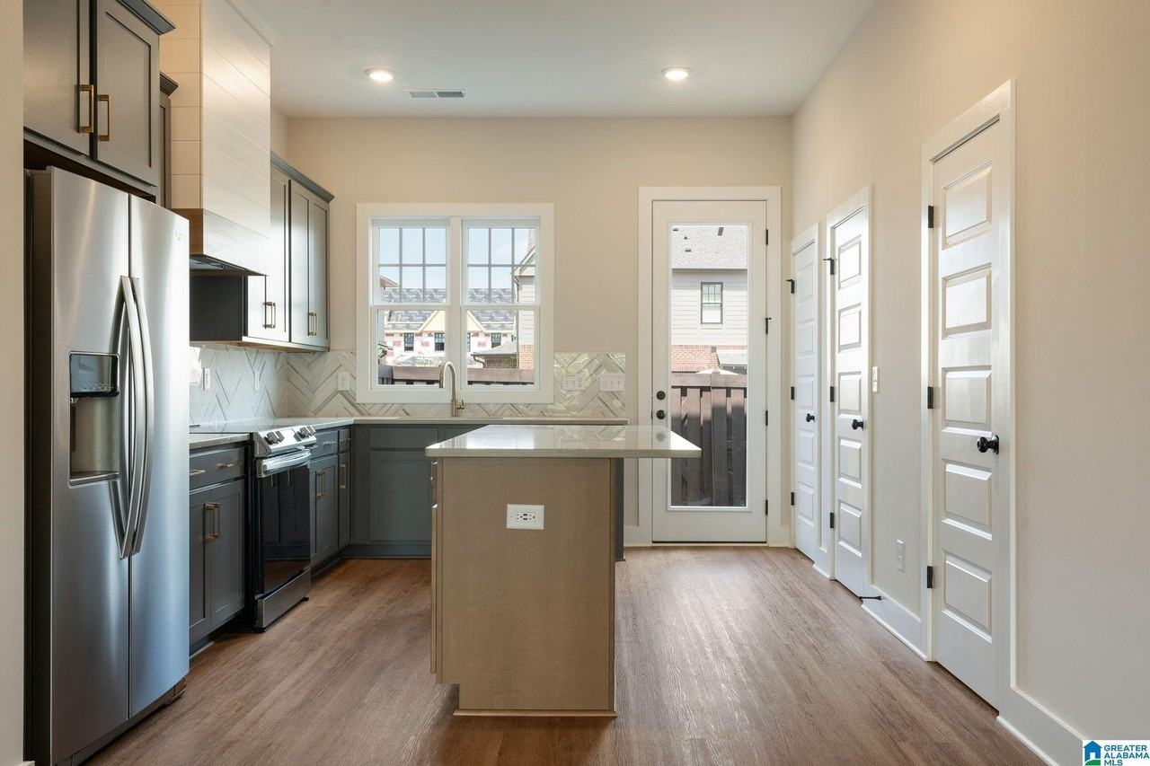 1191 Windsor Sq - Photo 5 of 31