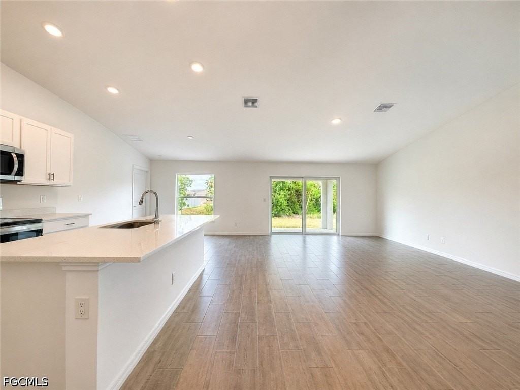 2925 Ne 6th Ave - Photo 4 of 42