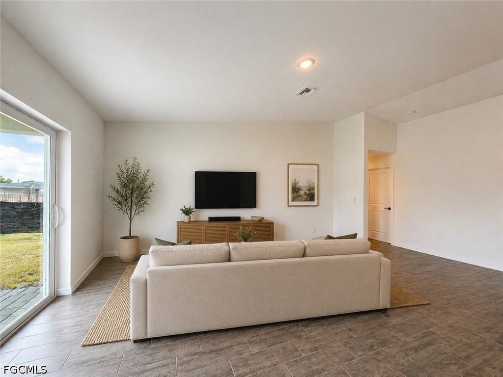 2925 Ne 6th Ave - Photo 6 of 42