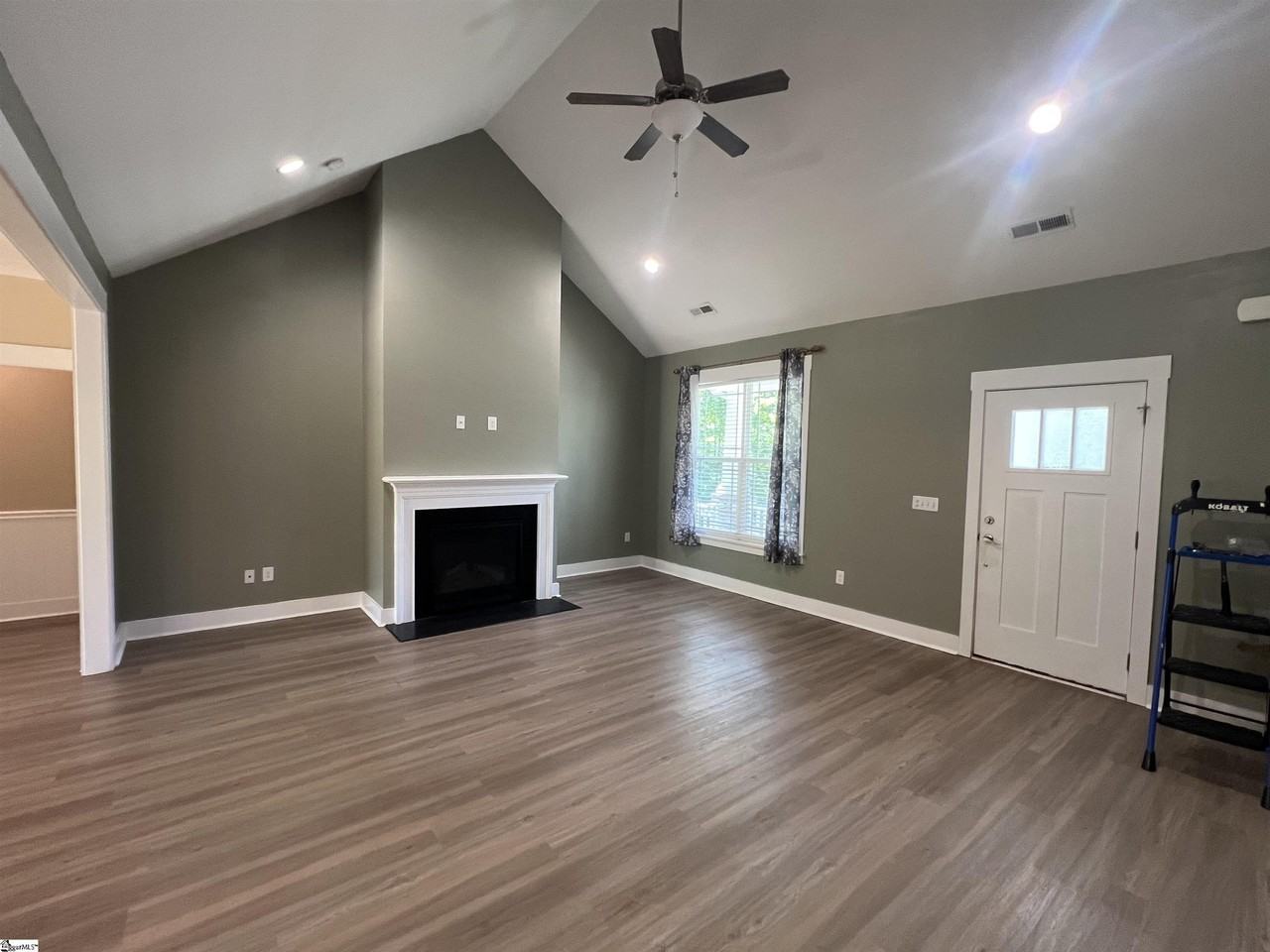 103 Angler Dr - Photo 3 of 37