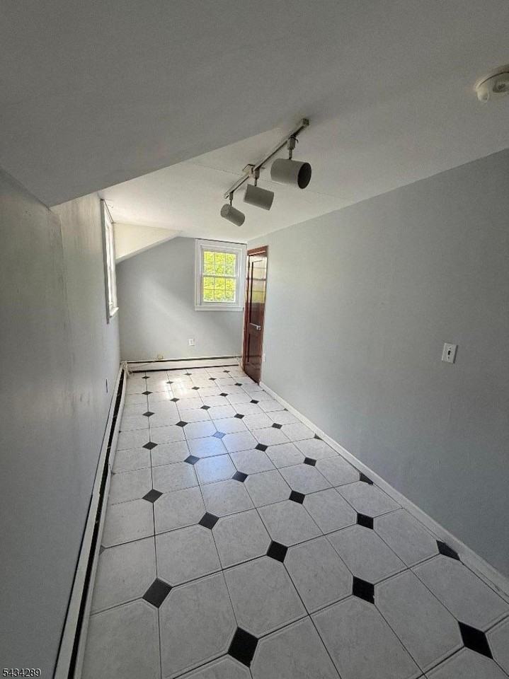112 Stiles St - Photo 4 of 7