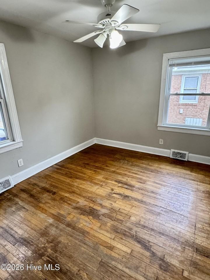 1307 Willow St #B - Photo 7 of 15