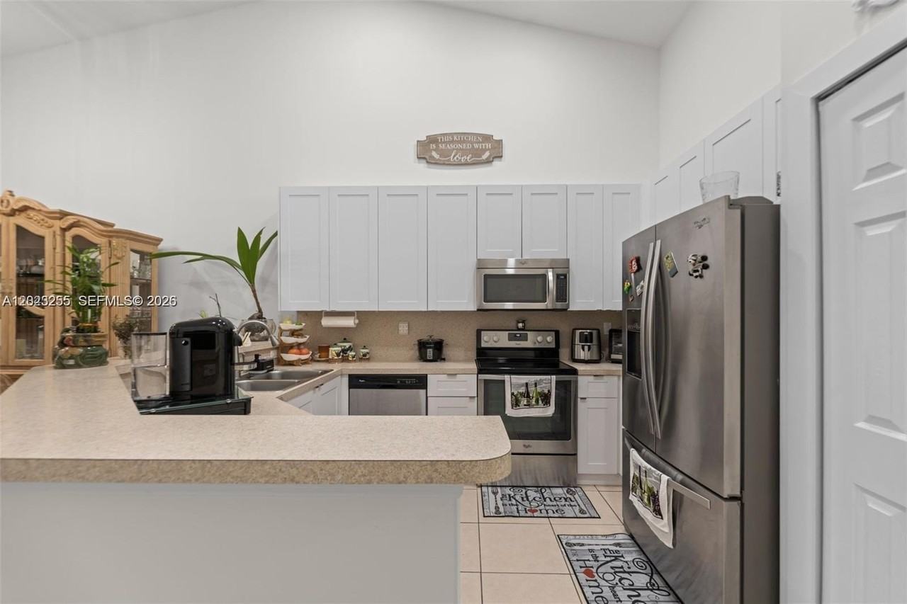 3220 Ne 11th Dr #1 - Photo 6 of 18