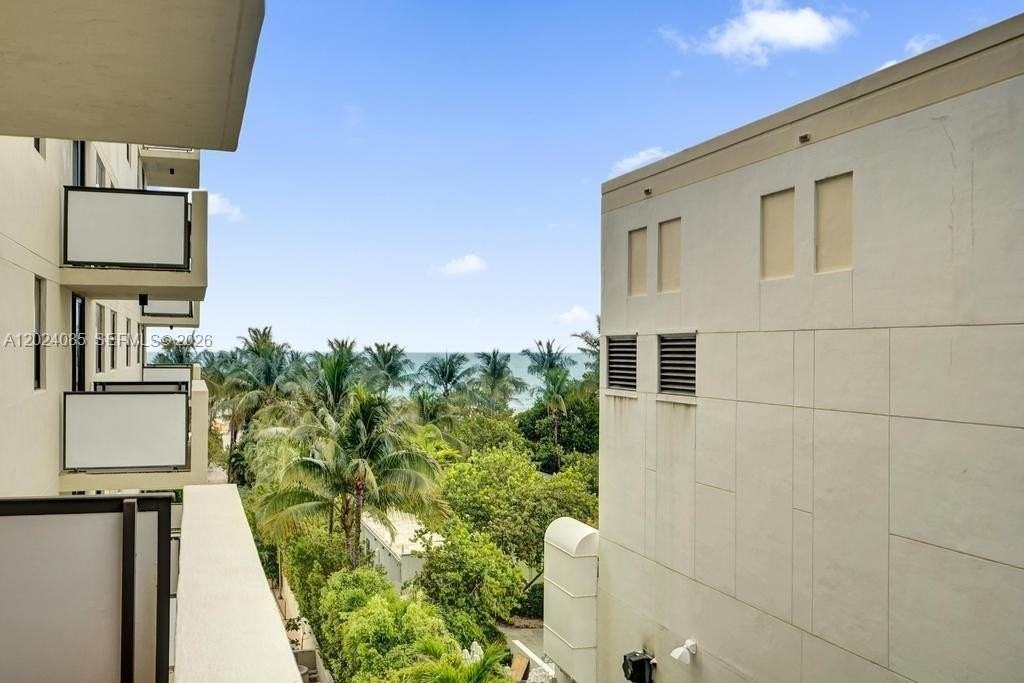 1623 Collins Ave #512