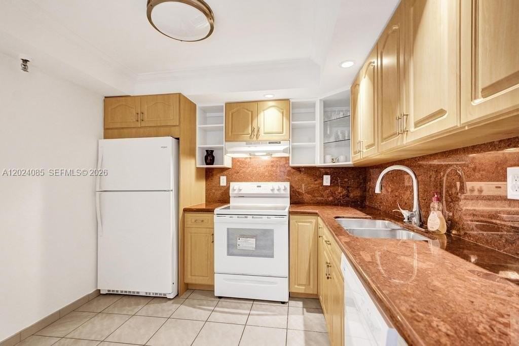 1623 Collins Ave #512 - Photo 2 of 43