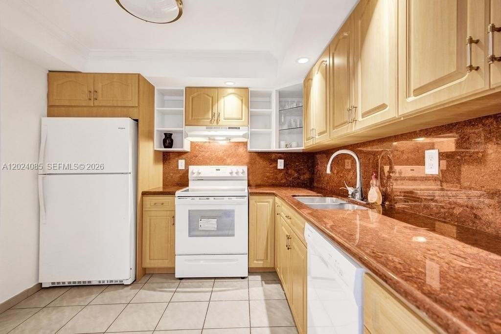 1623 Collins Ave #512 - Photo 3 of 43