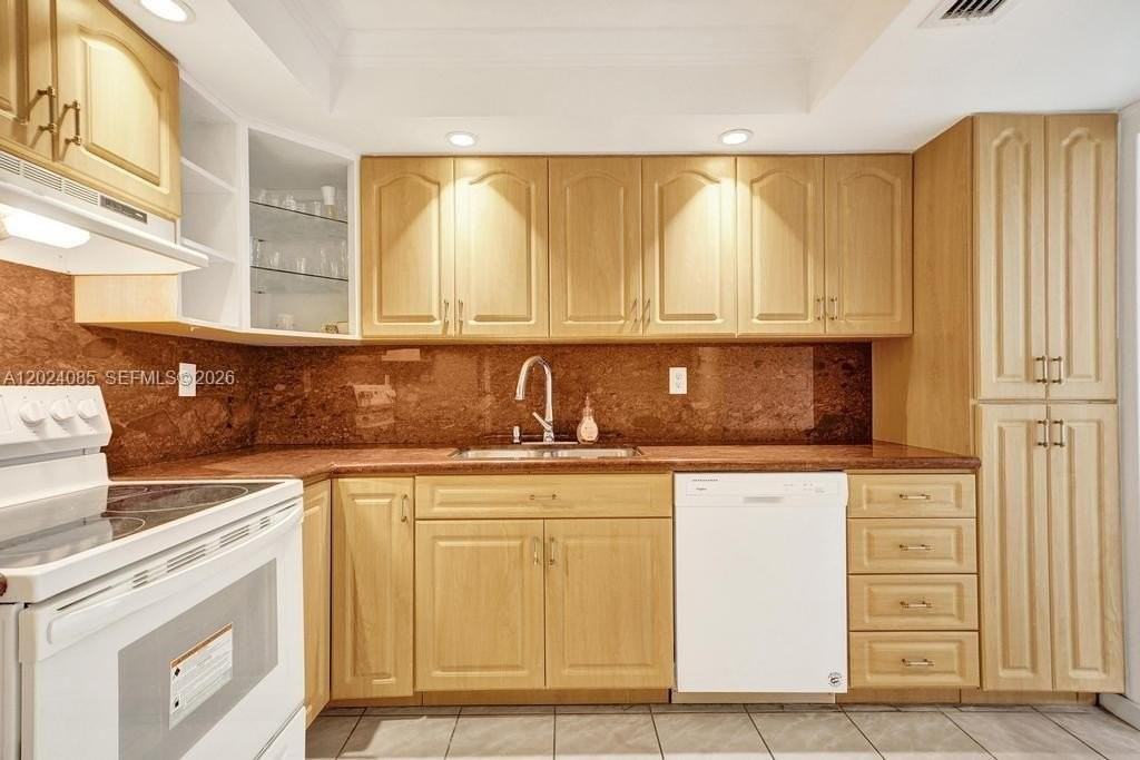 1623 Collins Ave #512 - Photo 4 of 43