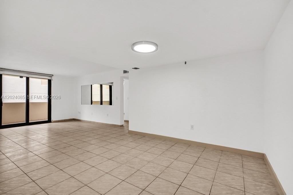 1623 Collins Ave #512 - Photo 5 of 43