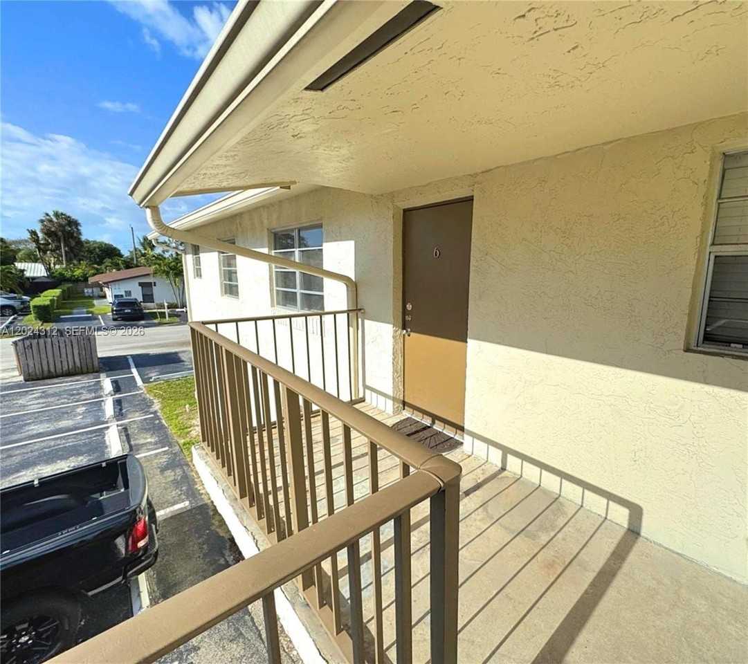 215 Nw 25th St #6 - Photo 2 of 10