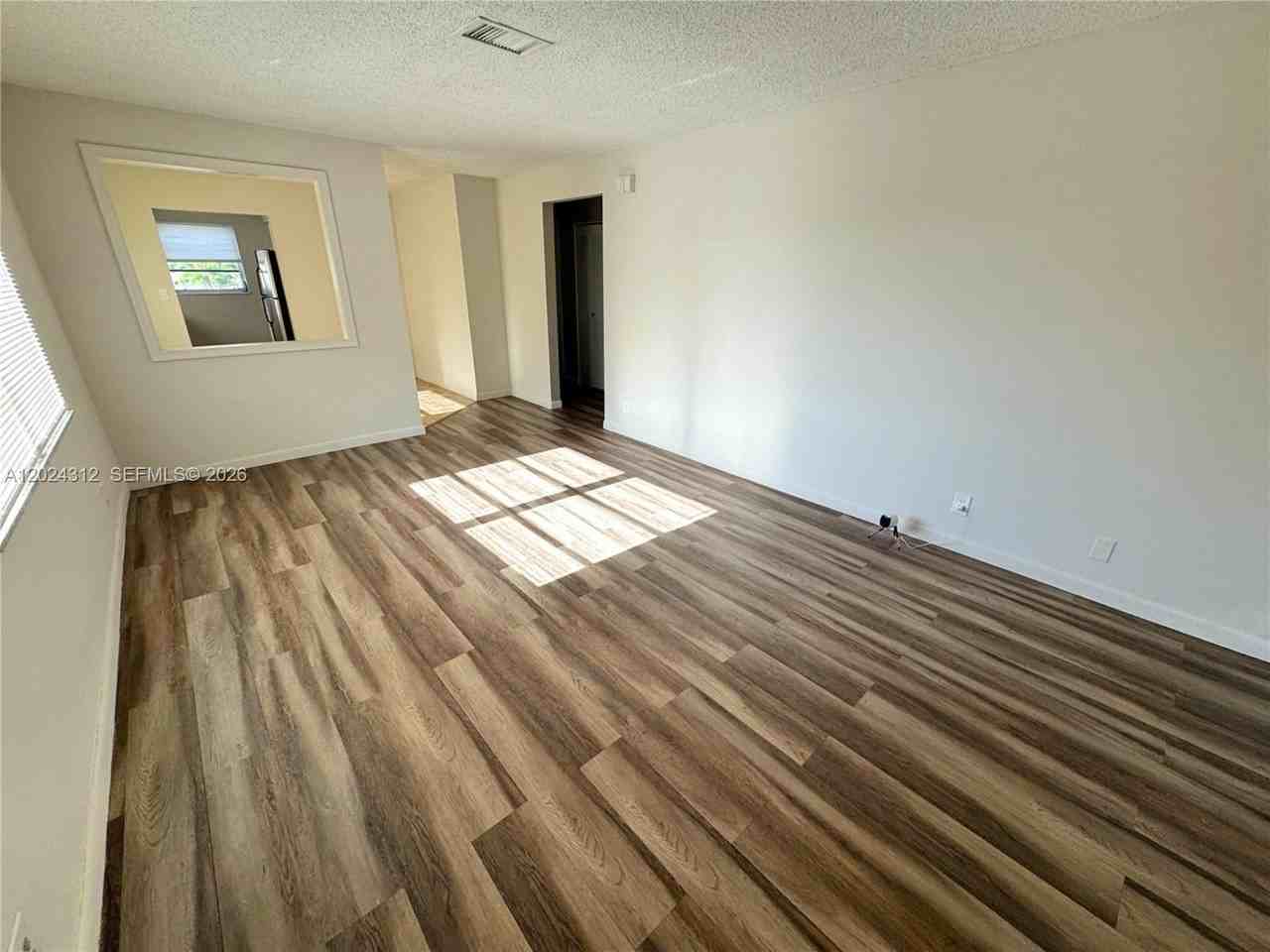 215 Nw 25th St #6 - Photo 3 of 10