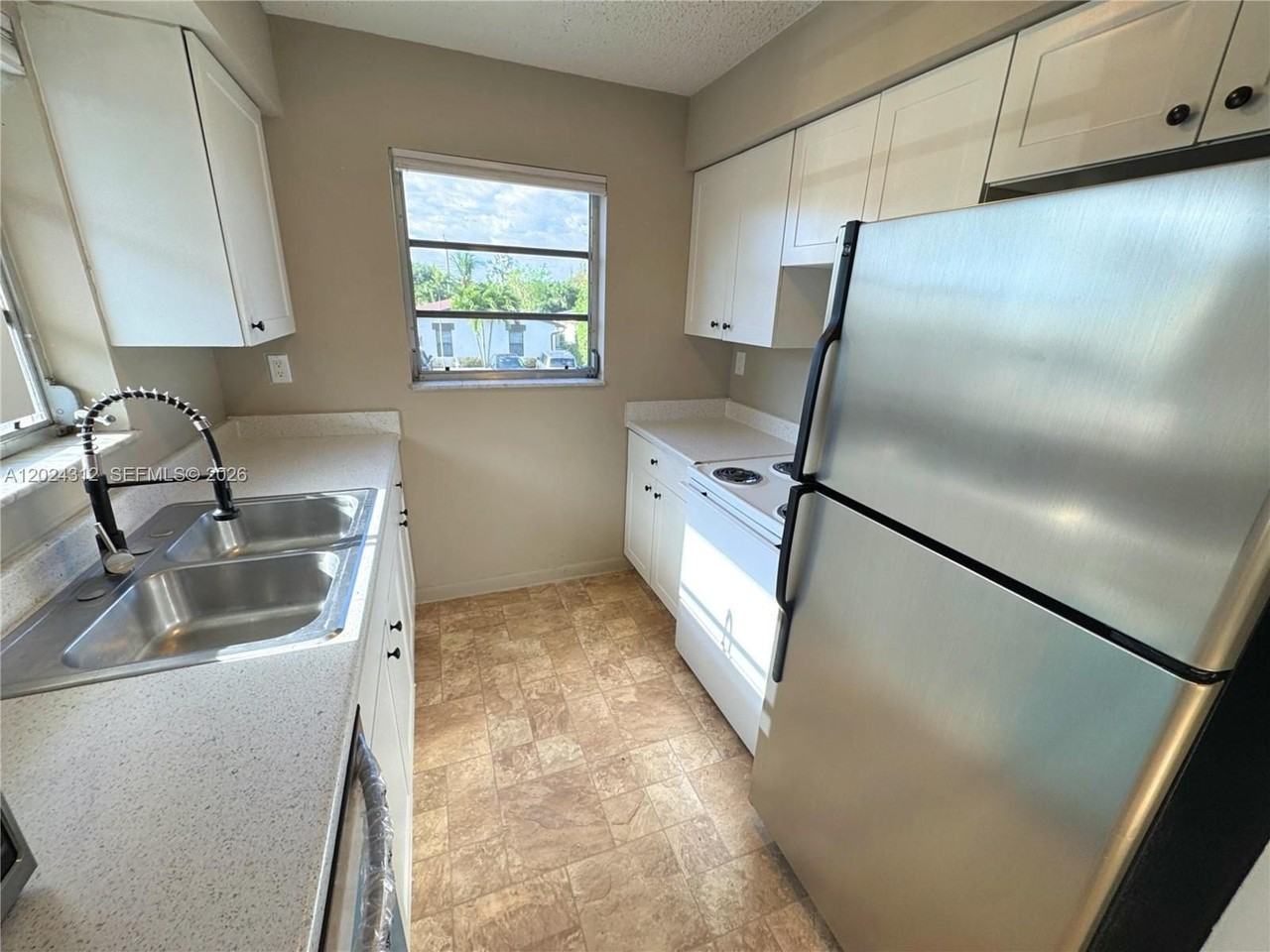 215 Nw 25th St #6 - Photo 5 of 10
