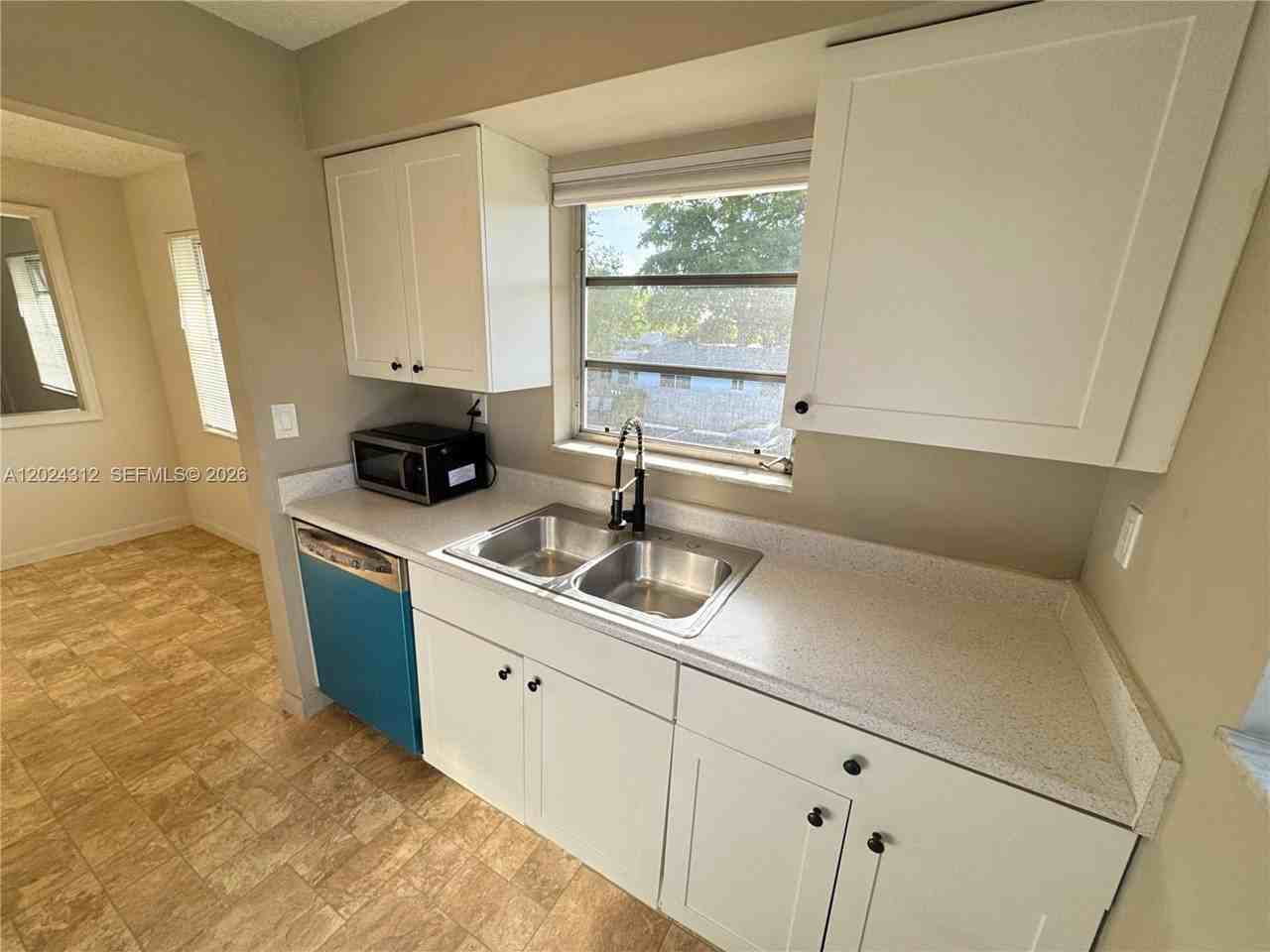 215 Nw 25th St #6 - Photo 6 of 10