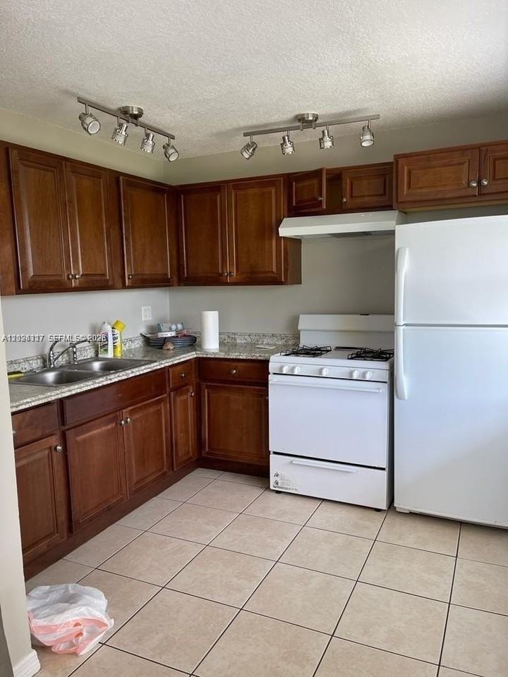 588 Holly Dr #B - Photo 5 of 11
