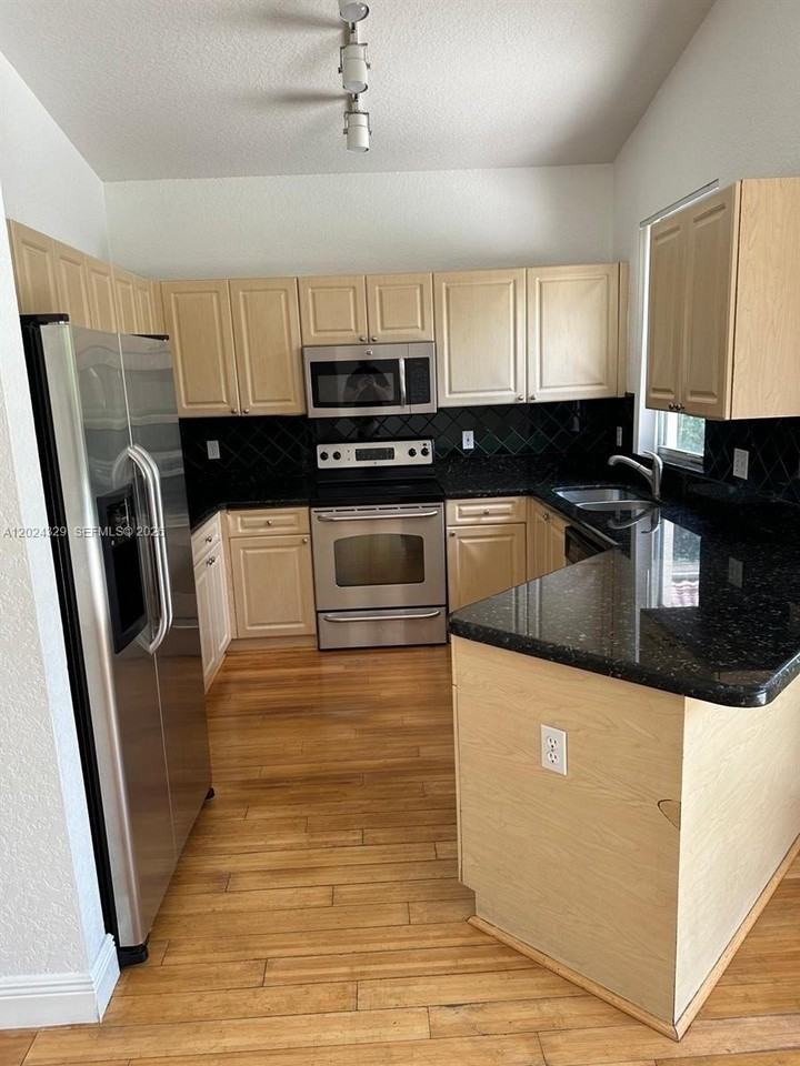 11090 Baybreeze Way #11090 - Photo 4 of 21
