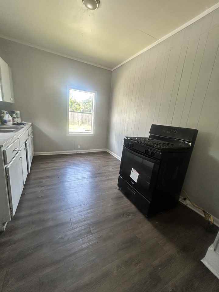 417 Moss St #1 - Photo 3 of 11