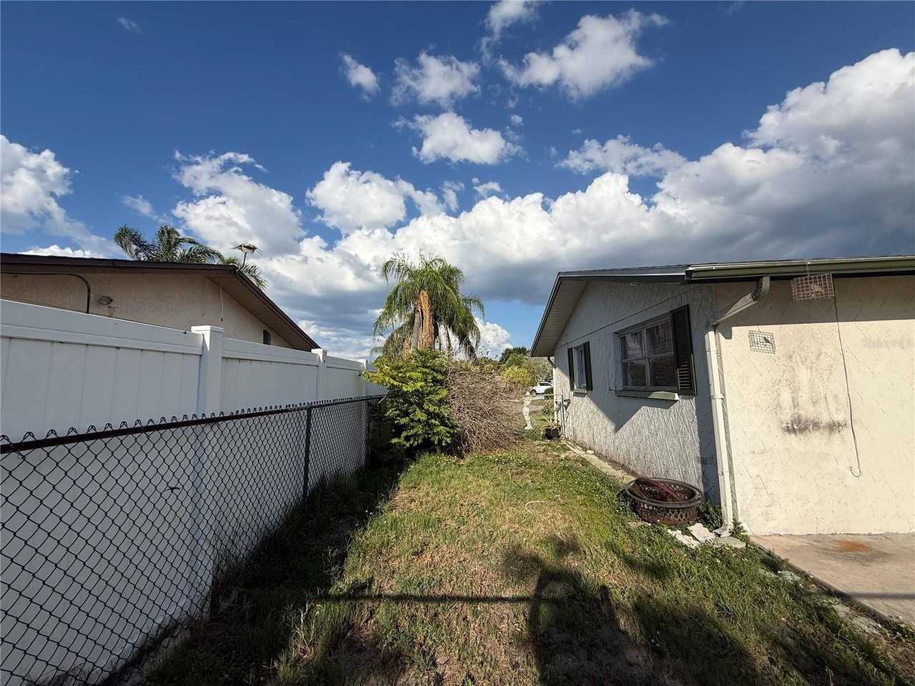 10401 Oleander Dr - Photo 3 of 16
