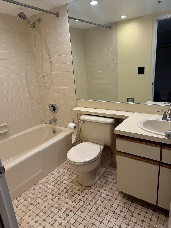 1701 Crompond Rd #4403 - Photo 5 of 18