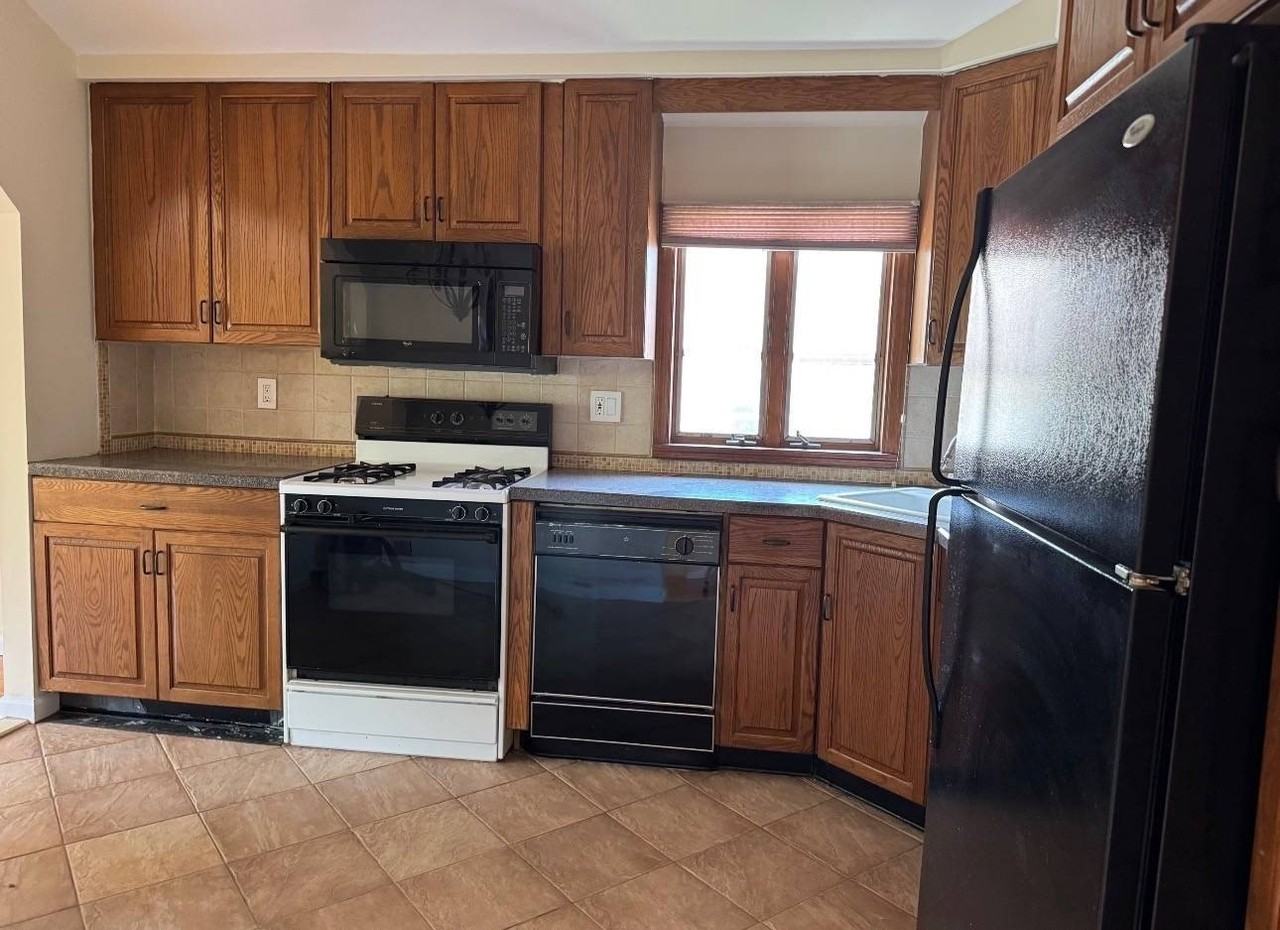 90 Shale St #2 - Photo 2 of 4